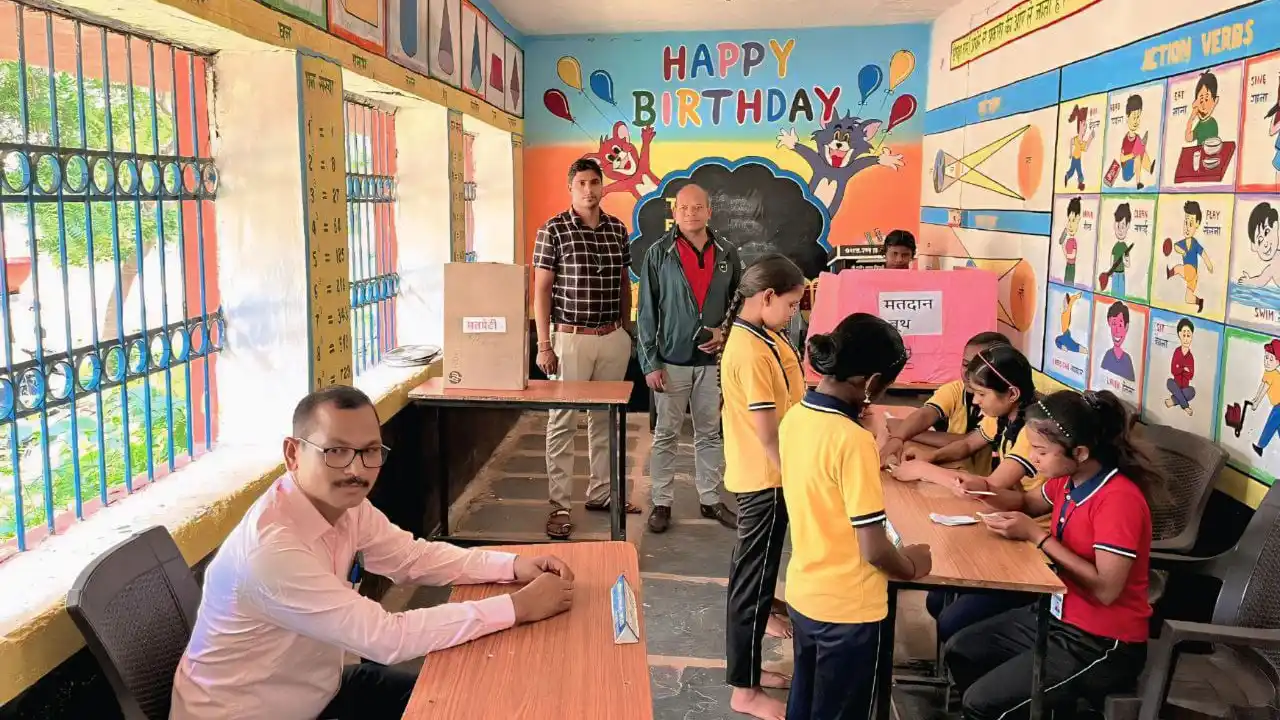 सरायपाली : बच्चों ने लिया ई.व्ही.एम. मशीन और मतपत्र से मतदान... - CG Sandesh