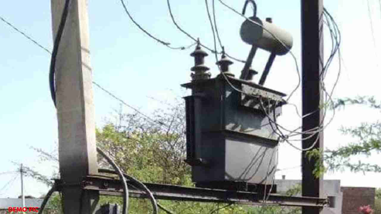 सरायपाली : ट्रांसफॉर्मर को खंभे से गिराकर सामानों की चोरी - CG Sandesh