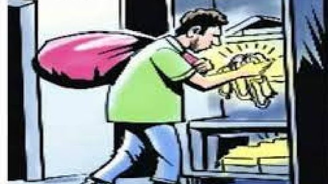 बागबाहरा : आलमारी तोड़कर पैसों और जेवर की चोरी - CG Sandesh