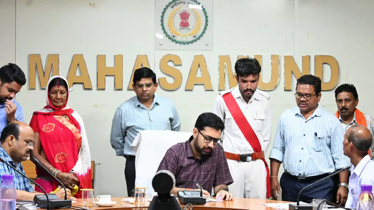 महासमुंद : कलेक्टर ने जन चौपाल में सुनी आम जनों की समस्याएं,... - CG Sandesh