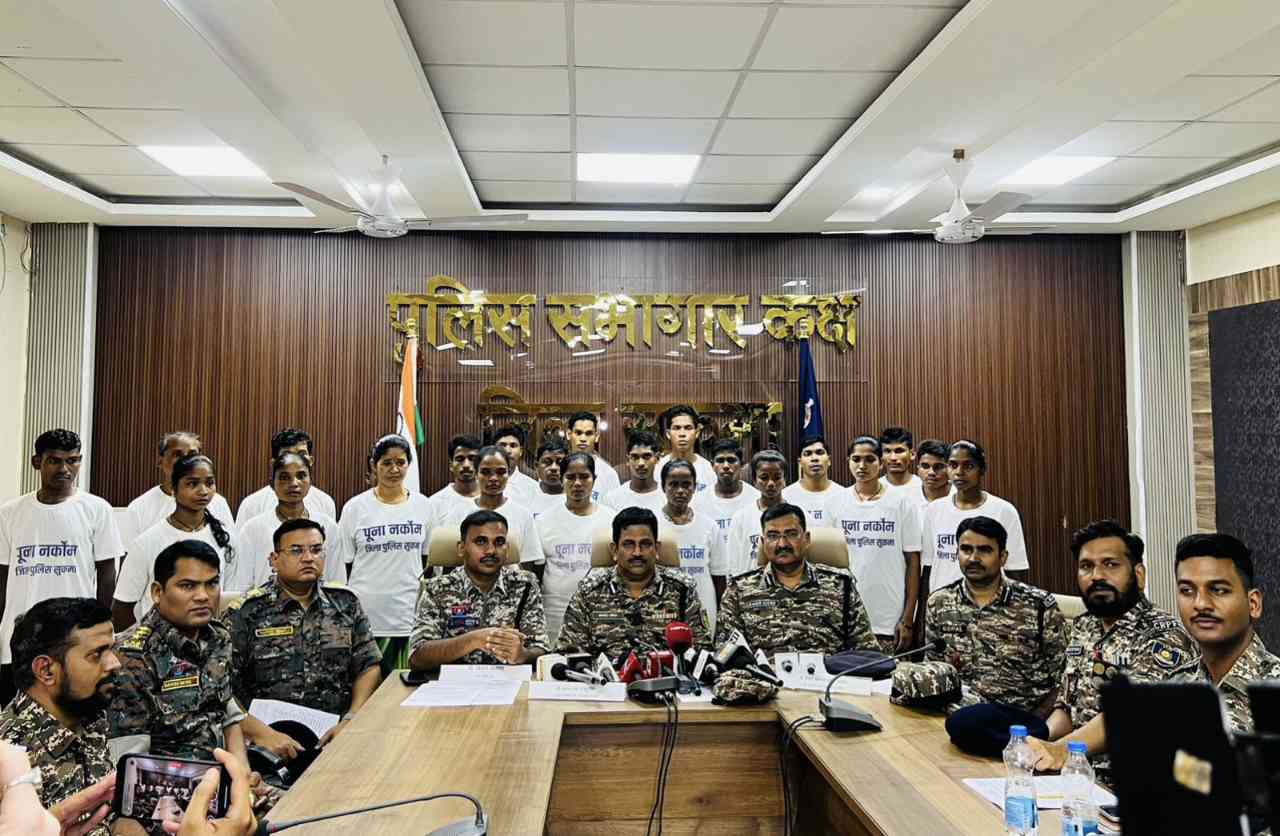 CG : अब तक का सबसे बड़ा आत्मसमर्पण, करीब 1.18 करोड़ के इनामी... - CG Sandesh