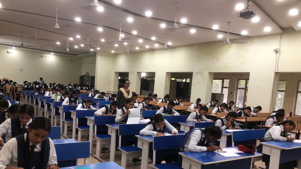 CG: रायपुर में वीकली टेस्ट और मोबाइल ऐप के ज़रिए छात्रों का म... - CG Sandesh