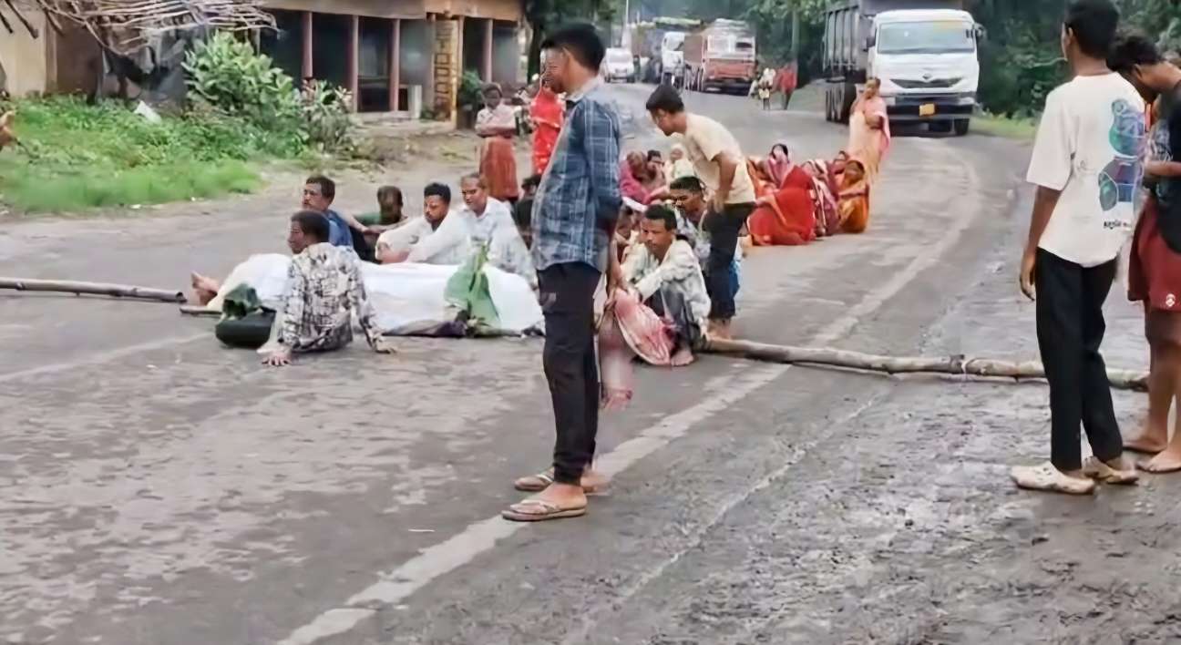 CG : खड़ी ट्रेलर से टकराई बाइक, युवक की मौत, ग्रामीणों ने कि... - CG Sandesh