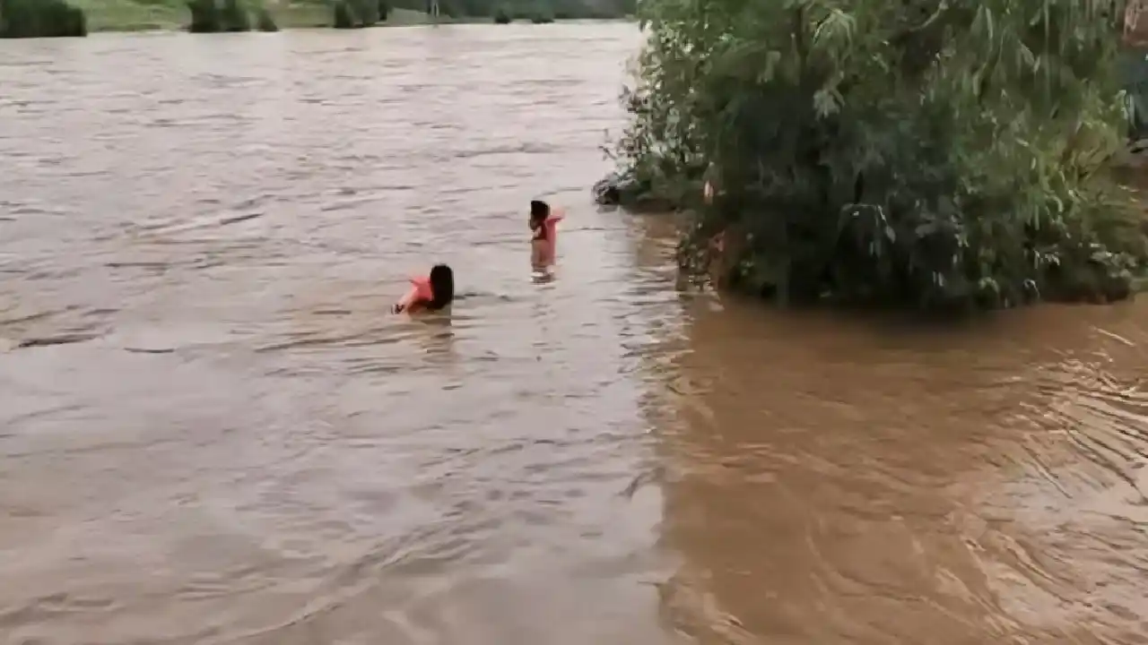 CG : नदी पार करते समय बहा कोटवार, SDRF की टीम कर रही तलाश - CG Sandesh