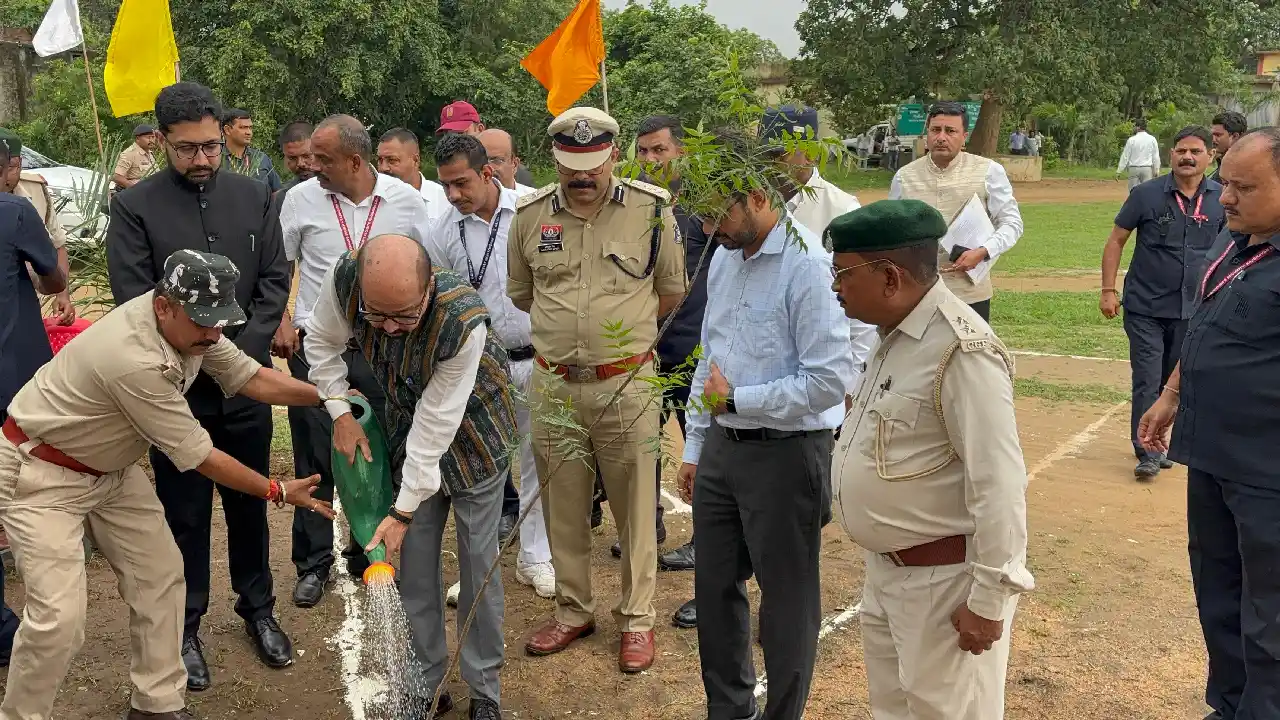 पिथौरा : राज्यपाल रमेन डेका ने "एक पेड़ मां के नाम" अभियान क... - CG Sandesh