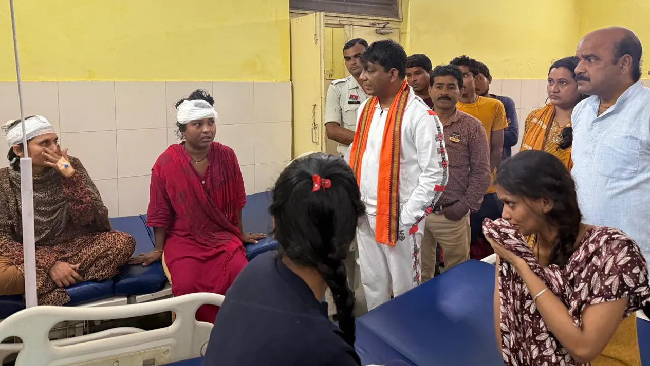 महासमुंद : सड़क दुर्घटना में घायल लोगों से मिलने पहुंचे विधा... - CG Sandesh