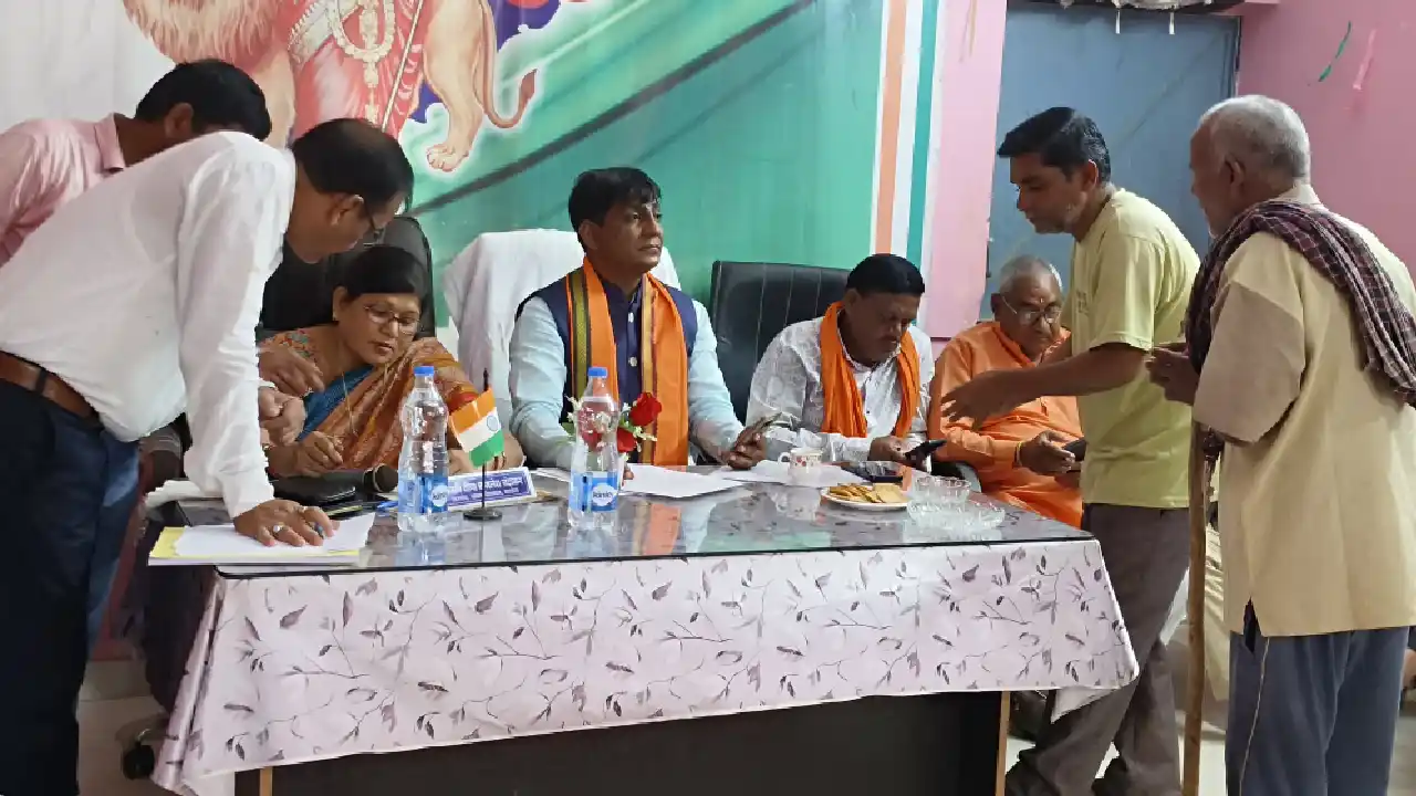 महासमुंद : जनता के बीच पहुंचकर विधायक योगेश्वर राजू सिन्हा न... - CG Sandesh