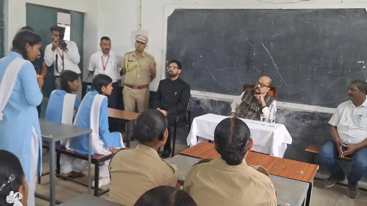 पिथौरा : राज्यपाल रमेन डेका ने विद्यार्थियों से आत्मीय संवाद... - CG Sandesh