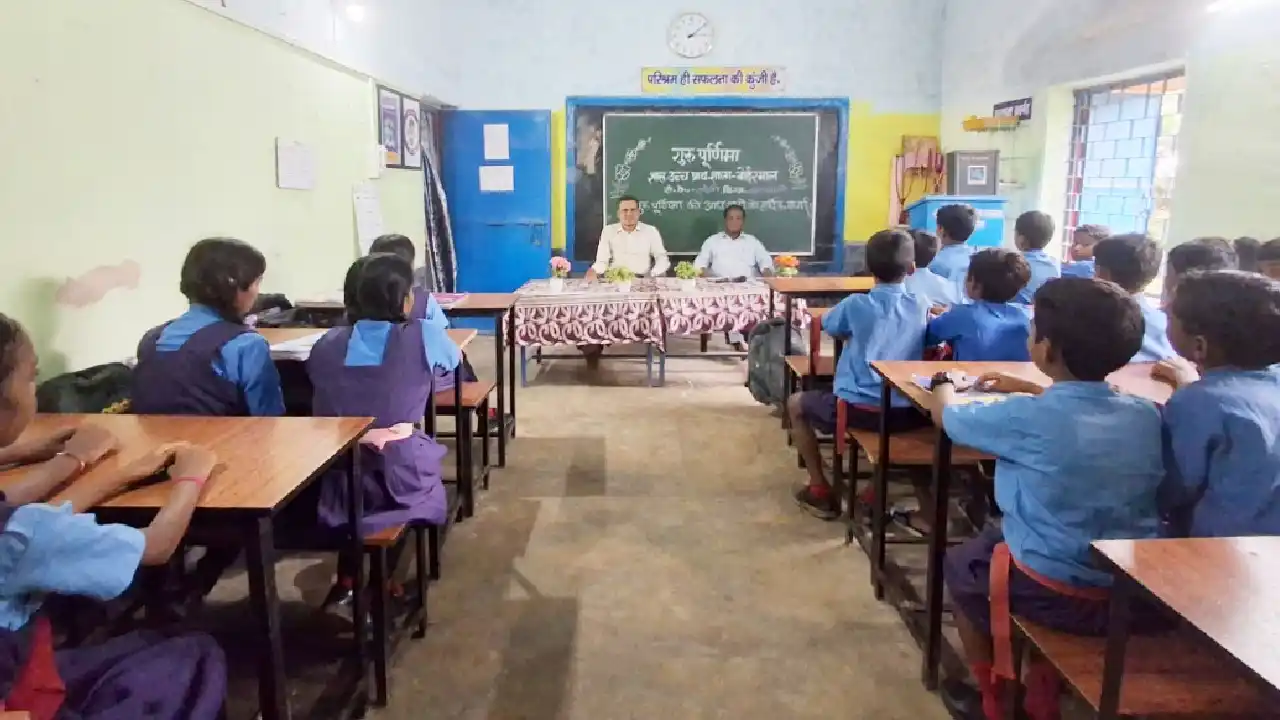 सरायपाली : अंचल के विभिन्न स्कूलों में गुरु पूर्णिमा का पावन... - CG Sandesh