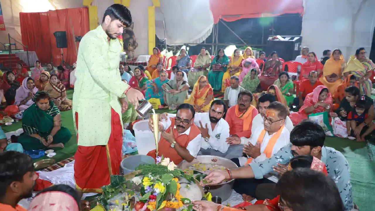 महासमुंद : पार्थिव शिवलिंग रुद्राभिषेक एवं पूजन में शामिल हु... - CG Sandesh