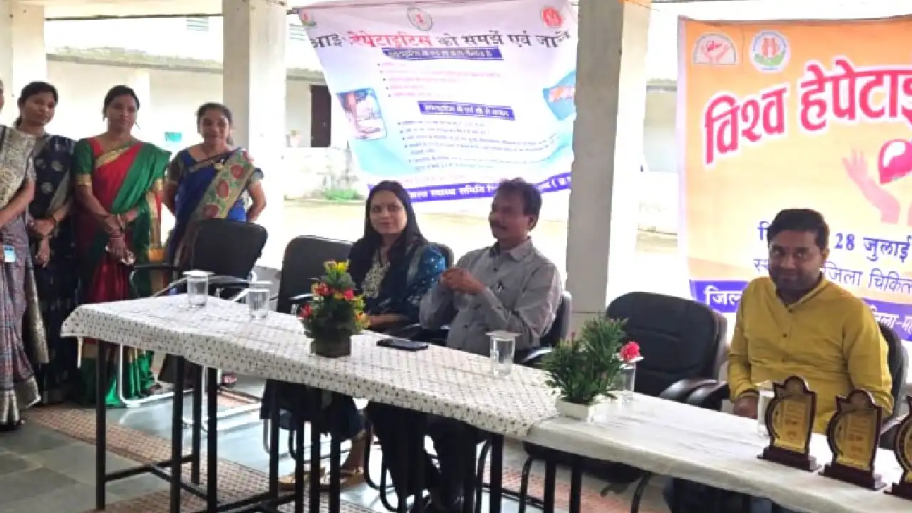 महासमुंद : विश्व हेपेटाइटिस दिवस के अवसर पर जी.एन.एम की छात्राओं द्वारा पेंटिंग प्रतियोगिता का आयोजन