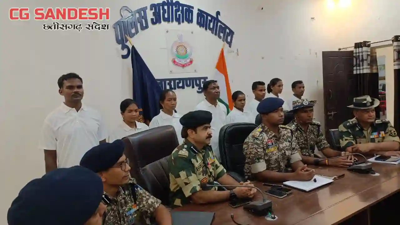  नारायणपुर और बीजापुर में करोड़ों  रुपये के इनामी माओवादियों ने किया आत्मसमर्पण