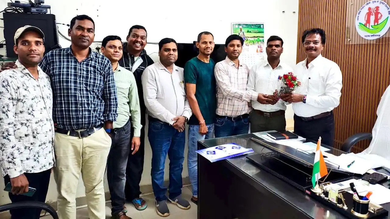 महासमुंद : स्वास्थ्य संयोजक संघ ने सीएमएचओ राव से किया मुलाक... - CG Sandesh