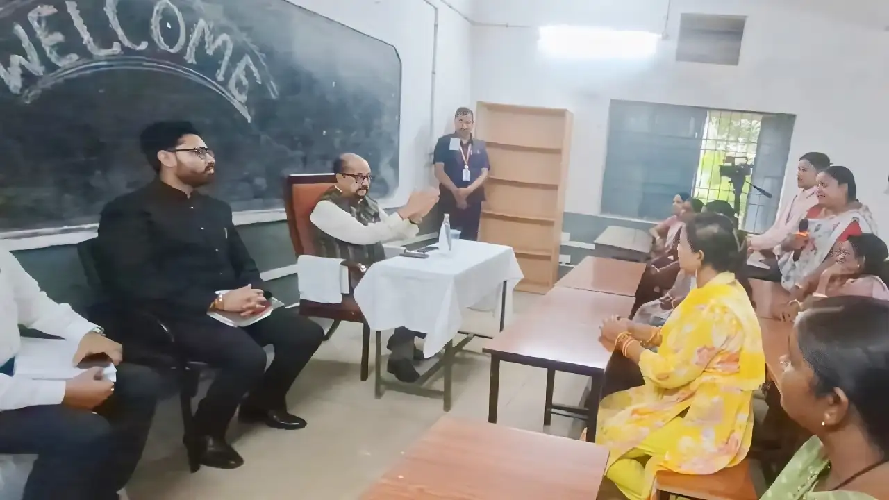 महासमुंद : राज्यपाल ने गोड़बहाल में महिला स्व-सहायता समूहों स... - CG Sandesh