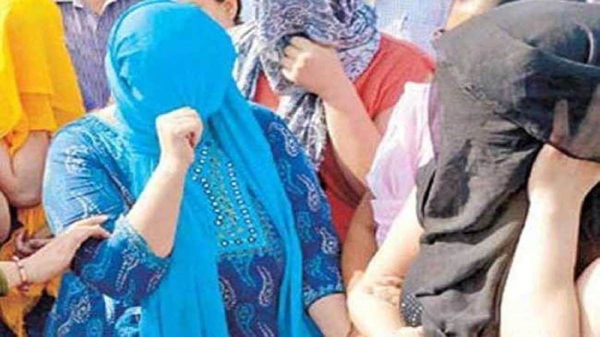 CG : घर में देह व्यापार रैकेट का भंडाफोड़, महिला दलाल समेत त... - CG Sandesh