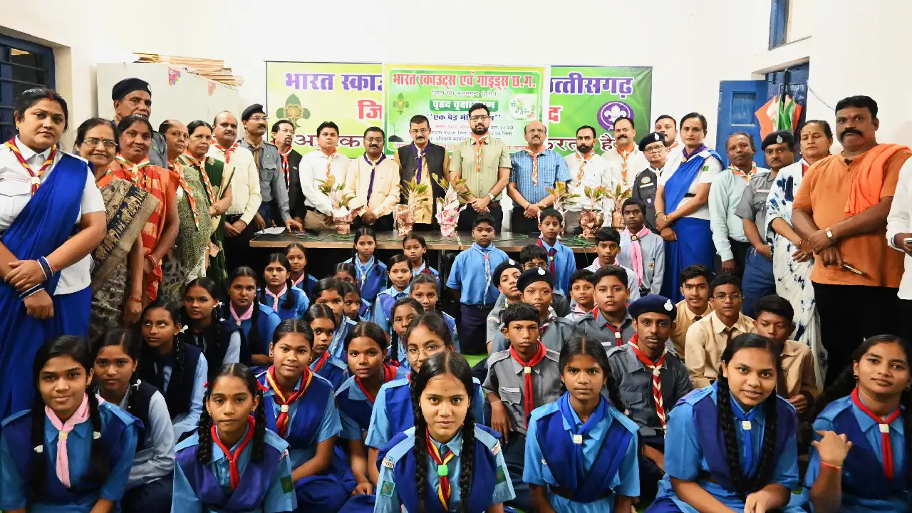 महासमुंद : एक पेड़ मां के नाम वृक्षारोपण कार्यक्रम, भारत स्का... - CG Sandesh