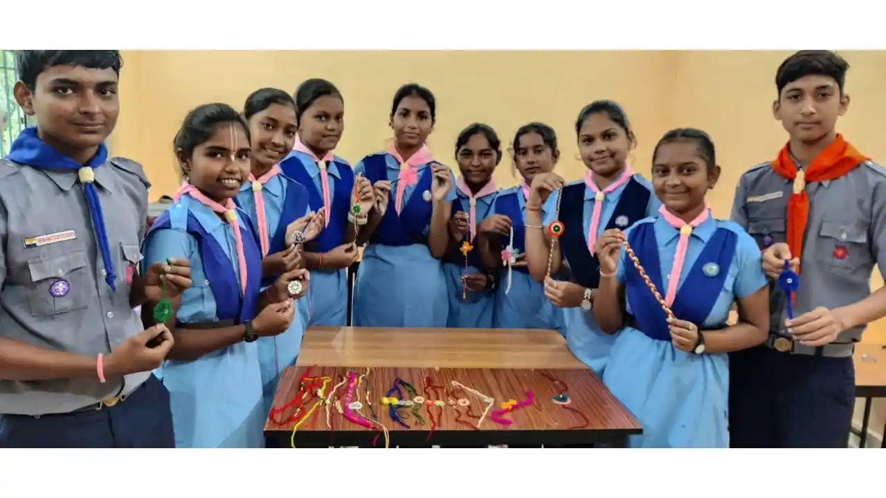 "एक राखी सैनिक भाई के नाम"- वि. खं. स्का.गा.संघ बसना ने बनाकर भेजे 480 राखियाँ