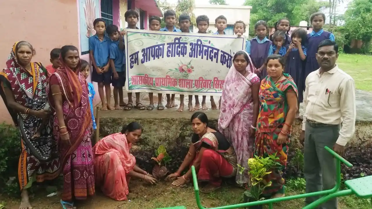 सरायपाली : सिरशोभा में पाठ्य पुस्तक वितरण, वृक्षारोपण सह स्व... - CG Sandesh