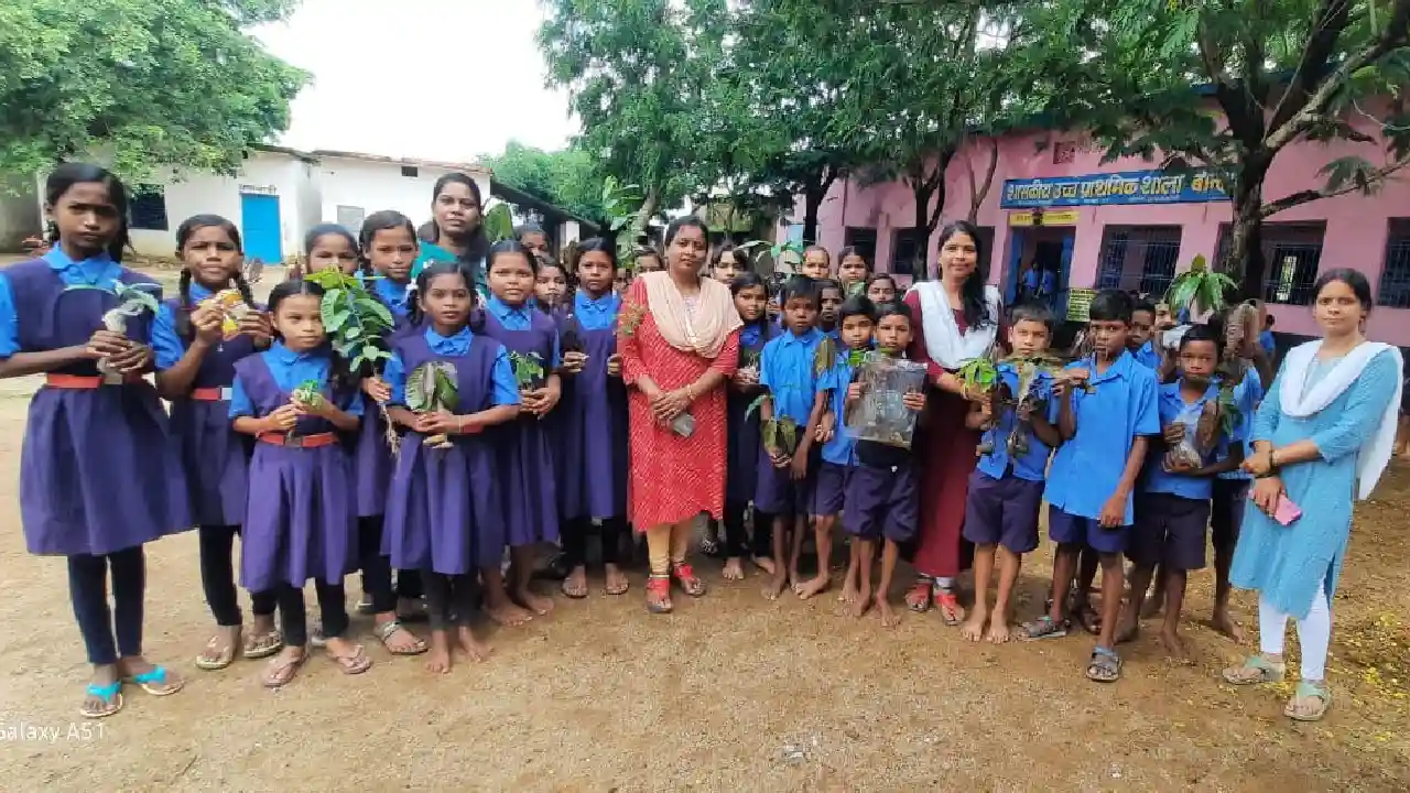 सरायपाली : शासकीय उच्च प्राथमिक शाला बोन्दा मे किया गया वृक्... - CG Sandesh