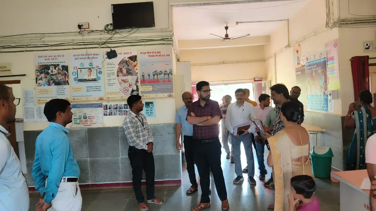 कलेक्टर विनय लंगेह ने पिथौरा विकासखण्ड के ग्रामों का किया नि... - CG Sandesh