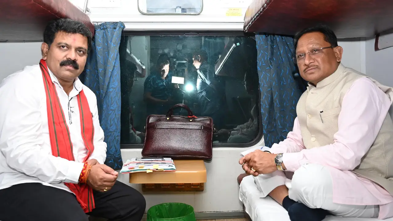 सरगुजा के लिए ट्रेन से रवाना हुए मुख्यमंत्री - CG Sandesh