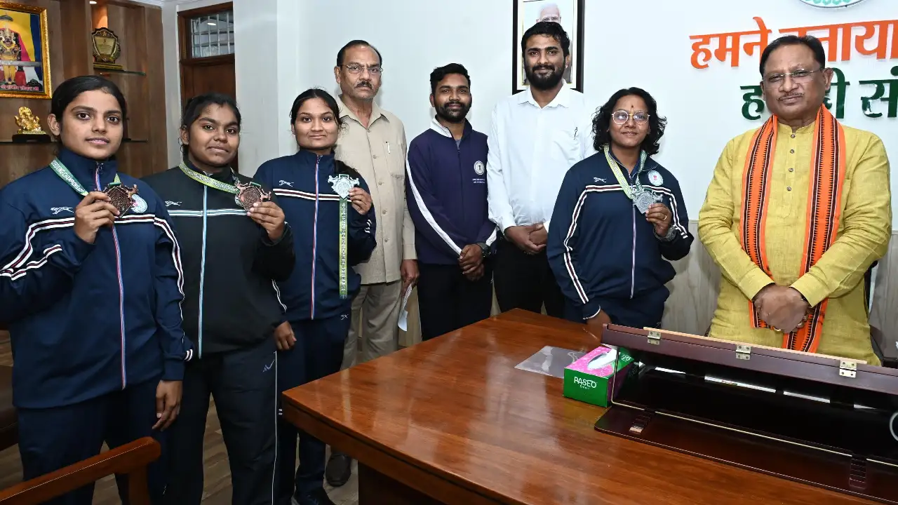 मुख्यमंत्री साय से किक बॉक्सिंग पदक विजेता खिलाड़ियों ने की ... - CG Sandesh