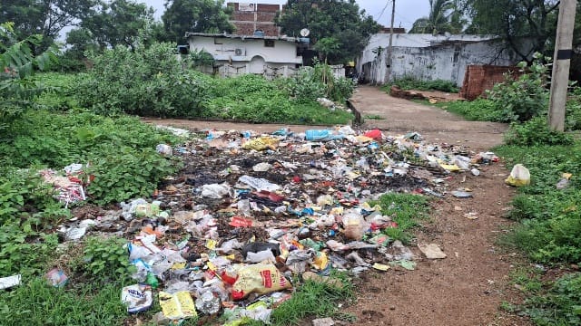 नगरपालिका सरायपाली की लापरवाही से घर की खिड़की और दरवाजे बंद ... - CG Sandesh