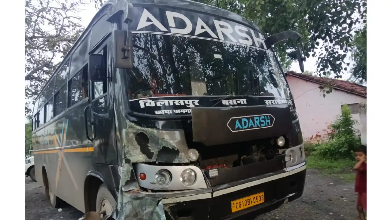 बसना : जन्मदिन मनाने जा रहे युवक की मोटरसाइकिल और आदर्श बस म... - CG Sandesh