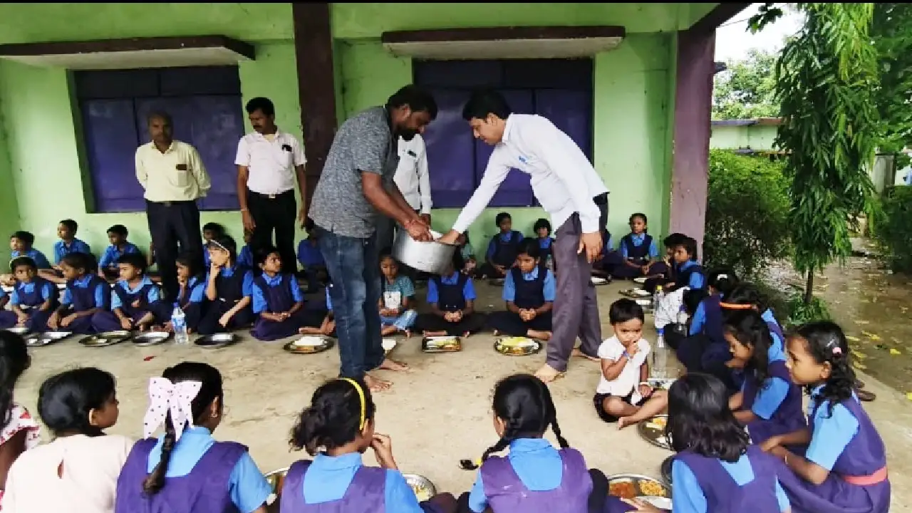 सरायपाली : अमरकोट में  शिक्षक के जन्मदिन पर नेवता भोज का आयो... - CG Sandesh