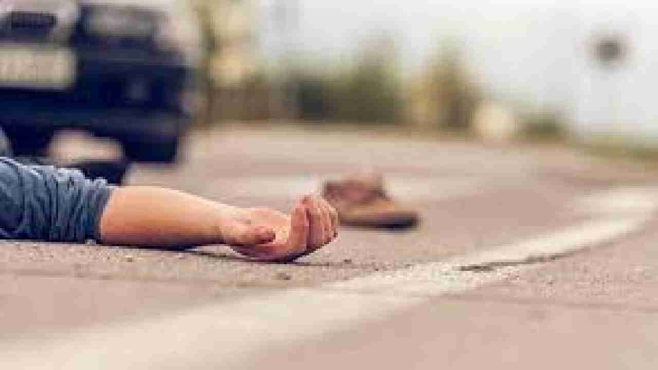 सरायपाली : बोलेरो को देख हड़बड़ाया बाइक चालक, डिवाइडर से टकराय... - CG Sandesh