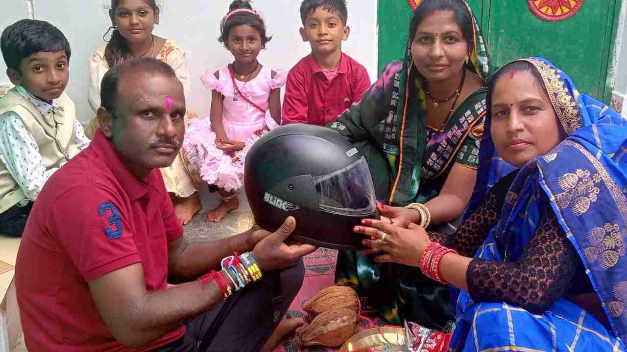 CG : बहनों ने राखी के साथ पहनाया हेलमेट - CG Sandesh
