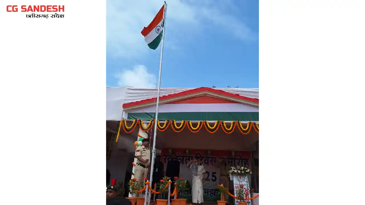 महासमुंद : सांसद रूपकुमारी चौधरी ने ध्वजारोहण कर परेड की सलामी ली