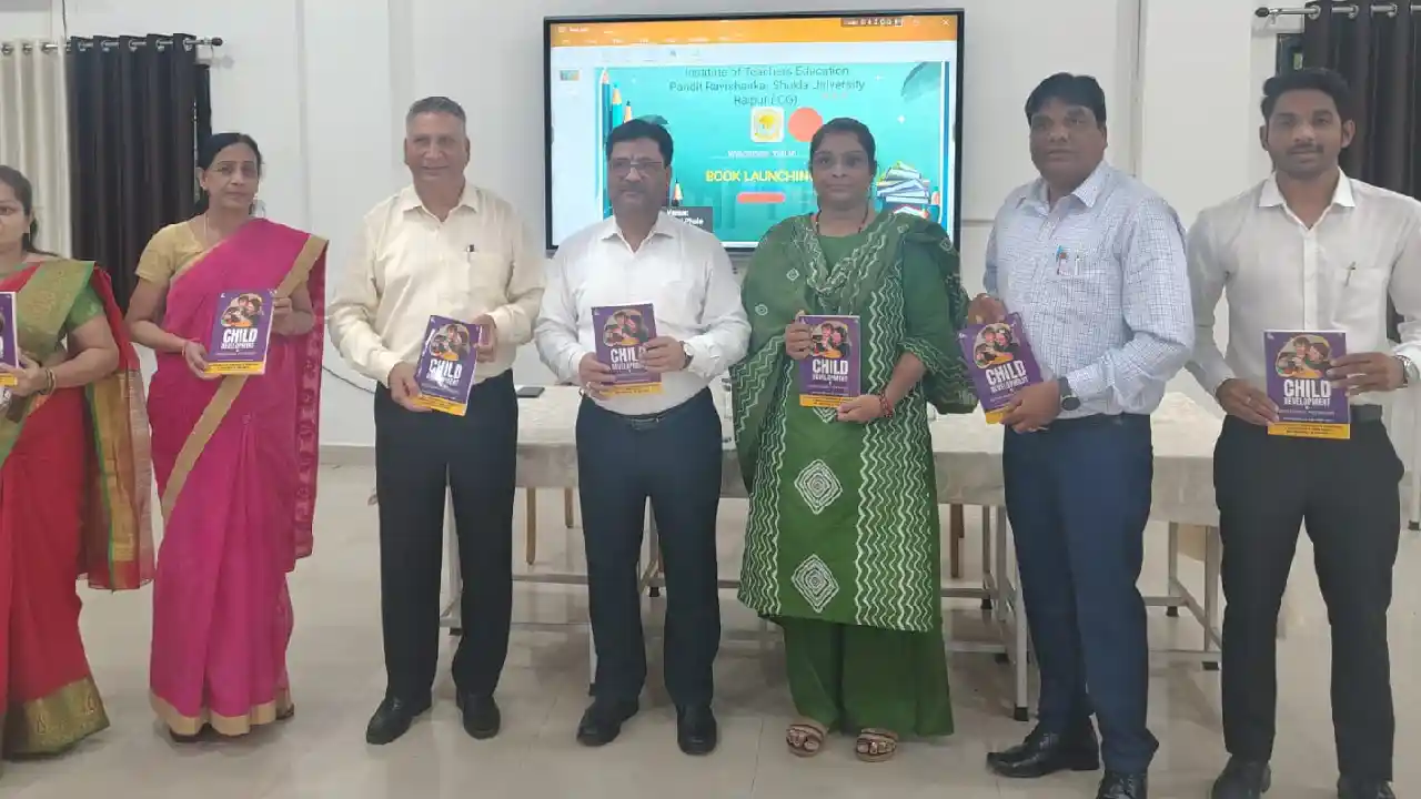 कुलपति प्रोफेसर सच्चिदानंद शुक्ल व संचालक शिक्षा प्रोफेसर अग... - CG Sandesh