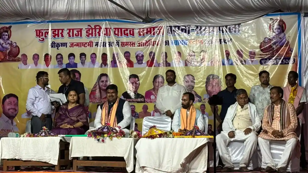 बसना में आयोजित कृष्ण जन्माष्टमी महोत्सव में शामिल हुए स्कूल... - CG Sandesh