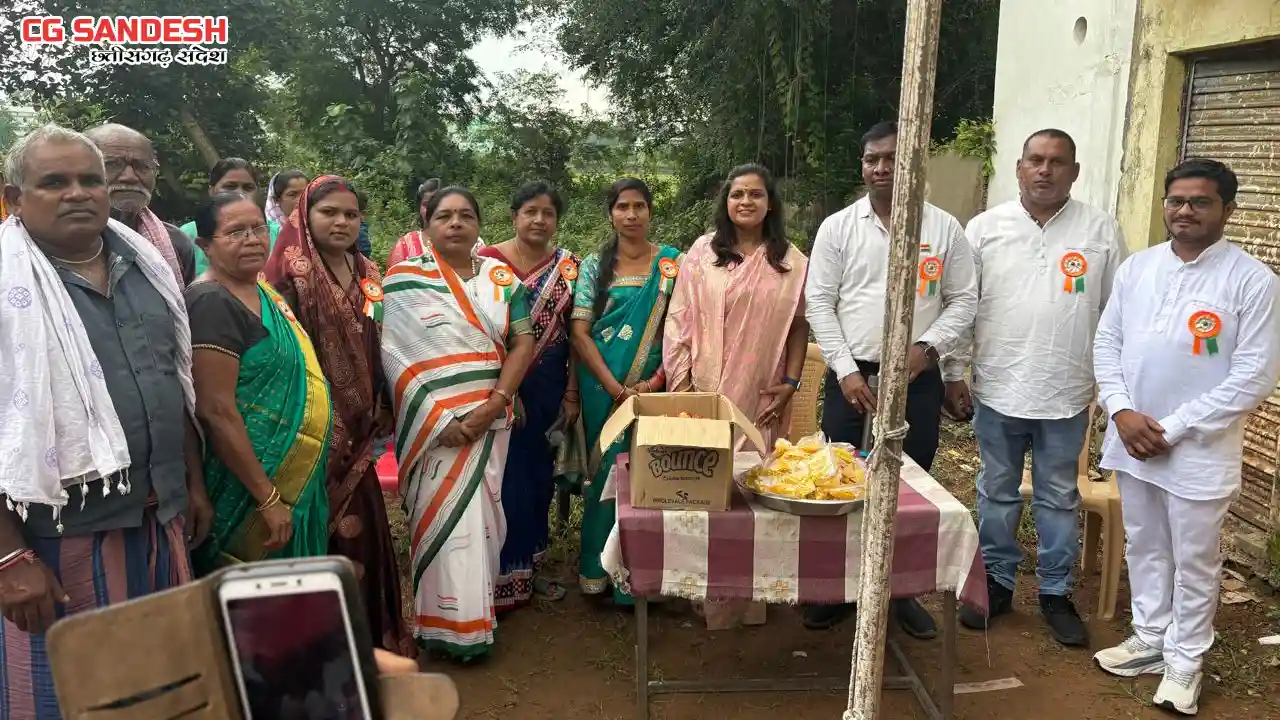 बसना :  स्वतंत्रता दिवस के अवसर पर आंगनबाड़ी के बच्चों को पोशाक वितरण