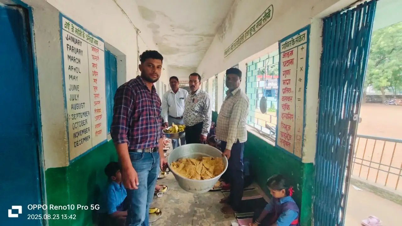 पिथौरा : शासकीय उच्चतर माध्यम विद्यालय मेमरा में पूर्व सरपंच... - CG Sandesh