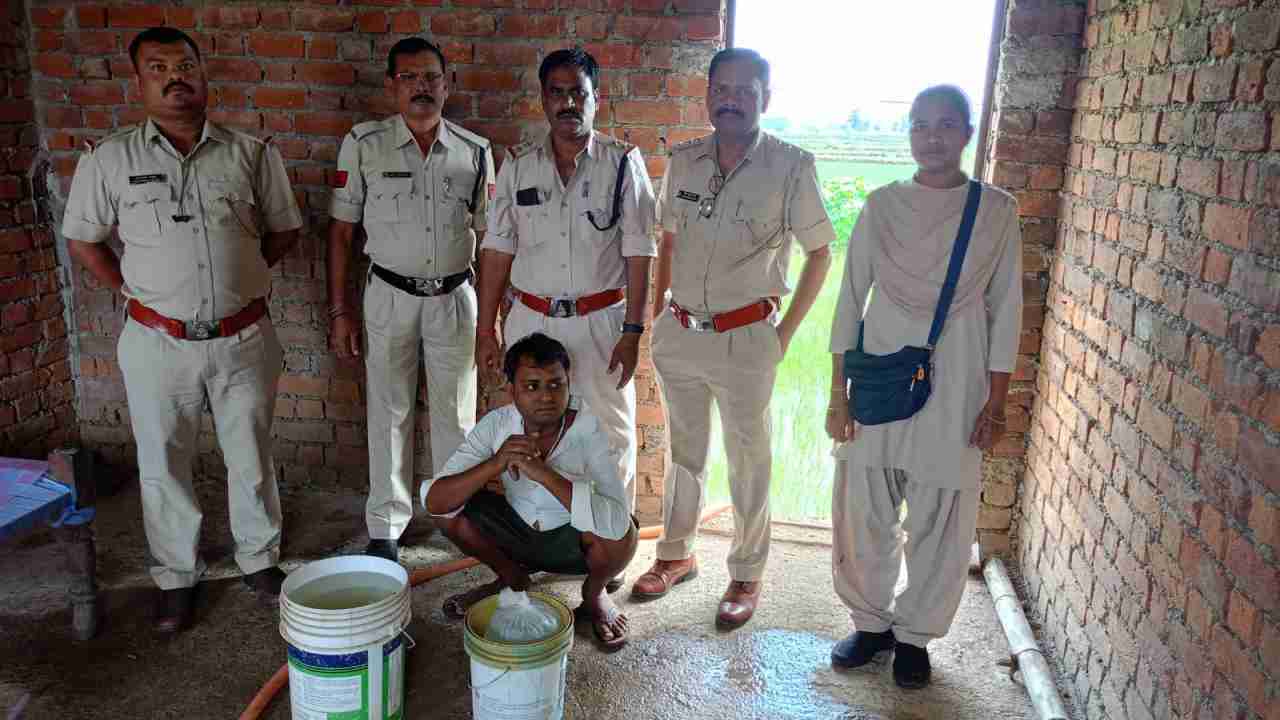 CG : आबकारी की टीम ने जप्त की 145 लीटर महुआ शराब, 690 किलो म... - CG Sandesh