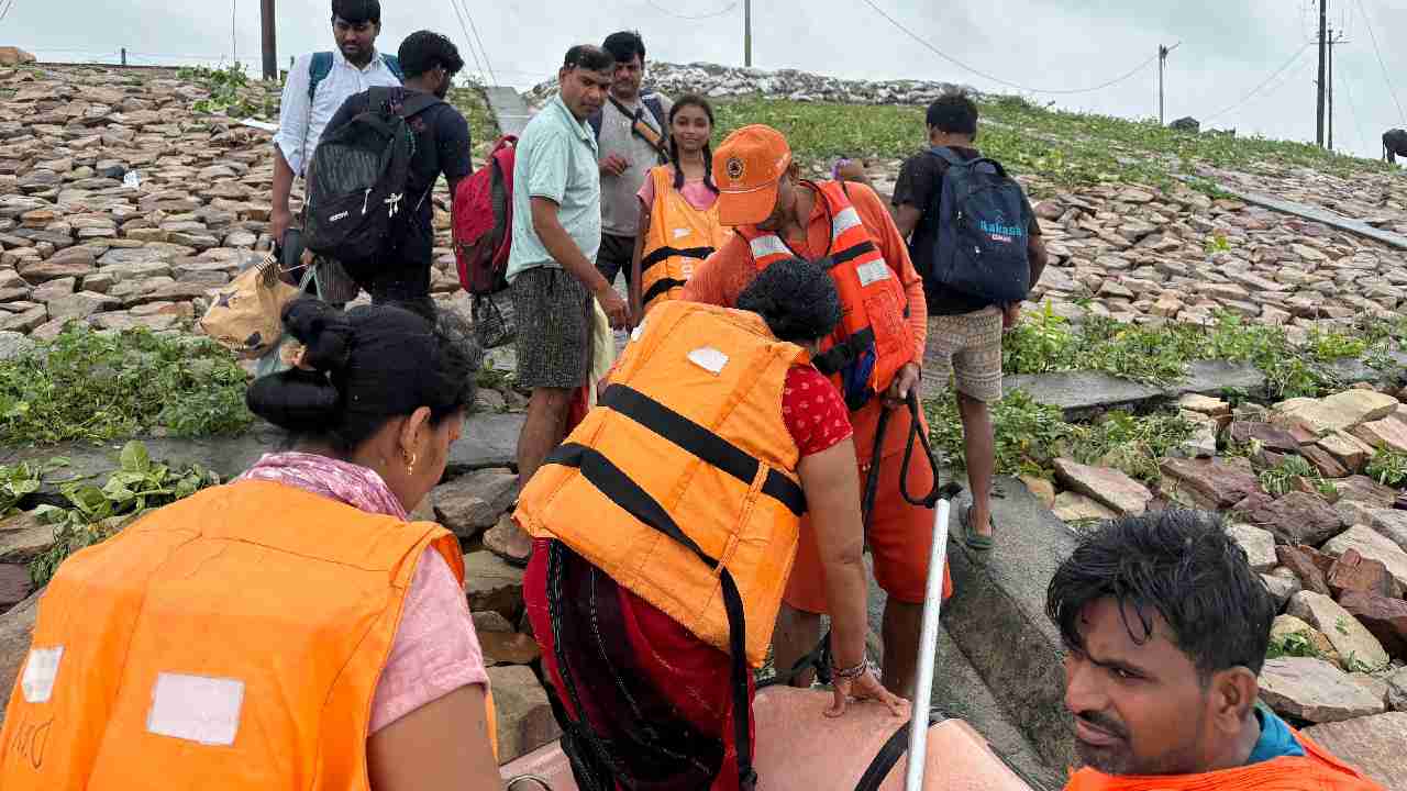 भारी बारिश का अलर्ट जारी, 44 जिलों में स्कूल बंद - CG Sandesh