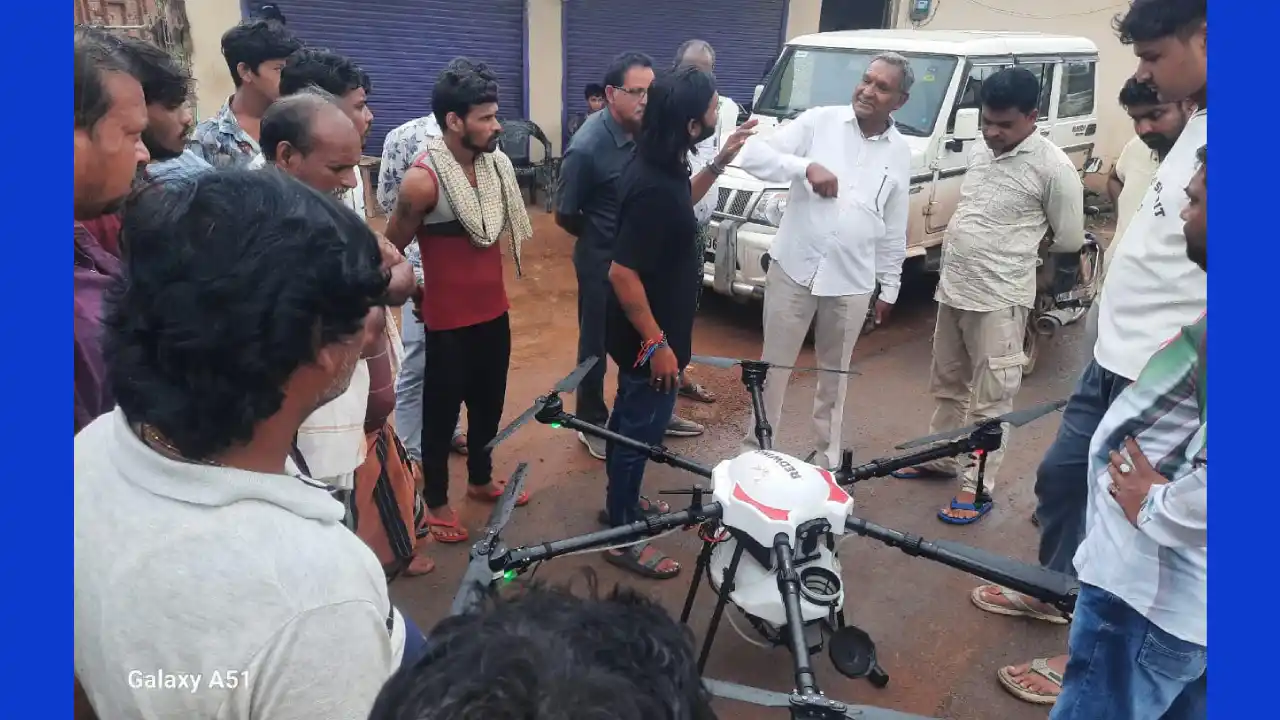 सरायपाली : ग्राम जोगनीपाली में ड्रोन से नैनो यूरिया का छिड़क... - CG Sandesh