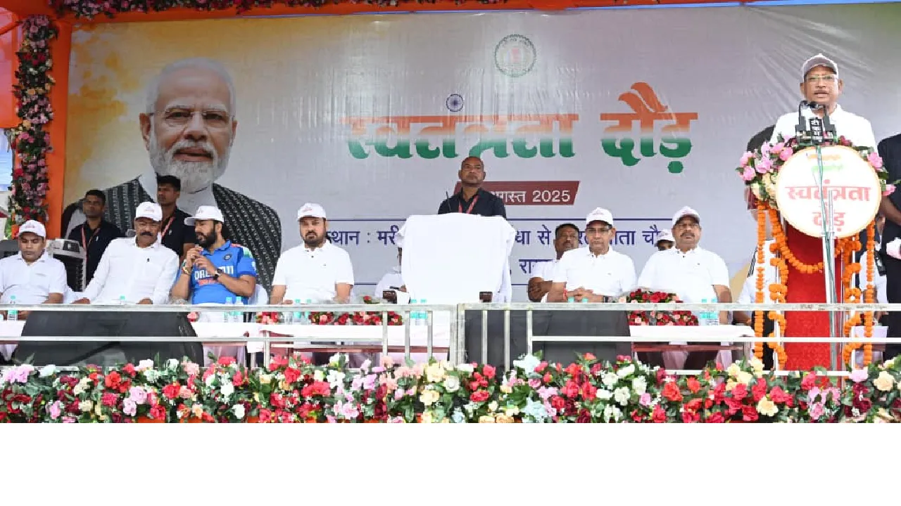 हमारा तिरंगा पूर्वजों के वर्षों के संघर्षों और बलिदान का जीव... - CG Sandesh