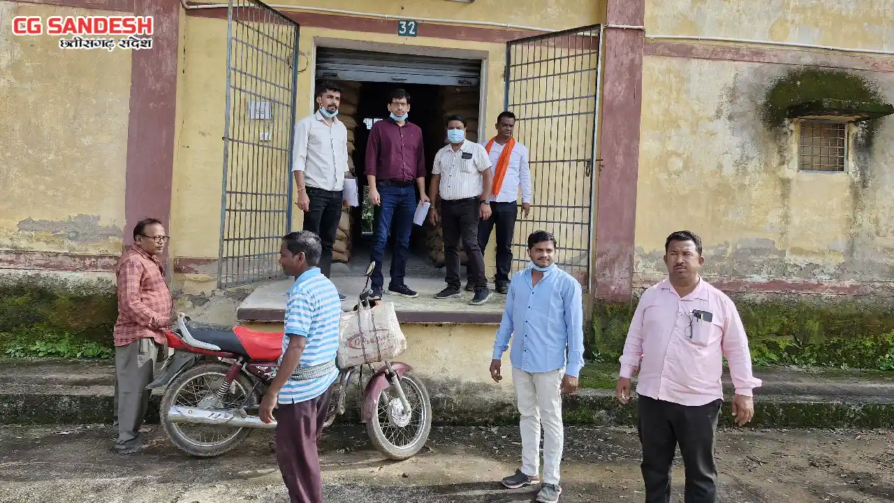 बसना : जांच करने वेयर हाउस पहुंची प्रशासन की टीम, प्रत्येक चावल स्टैग की हो रही है जांच