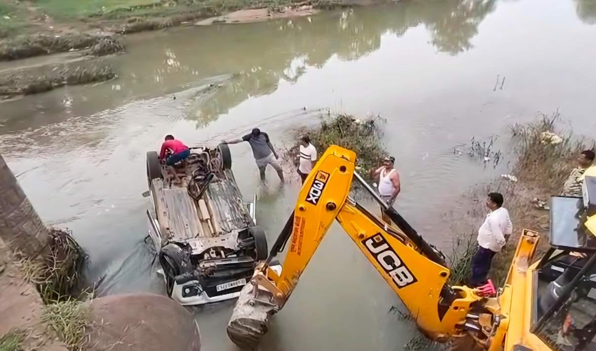 CG : 25 फिट नीचे नाले में गिरी तेज रफ्तार कार, भाजपा नेता सम... - CG Sandesh