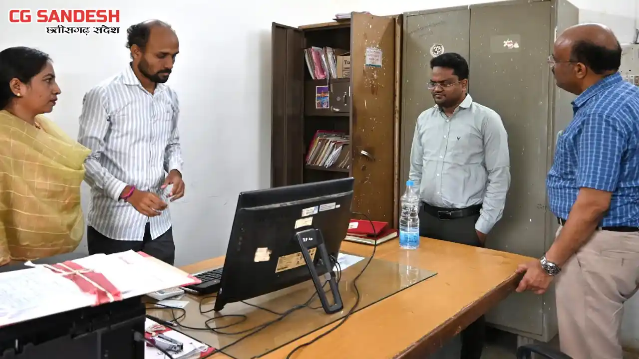 महासमुंद : जिला पंचायत के मुख्य कार्यपालन अधिकारी हेमंत नंदनवार ने पदभार ग्रहण किया