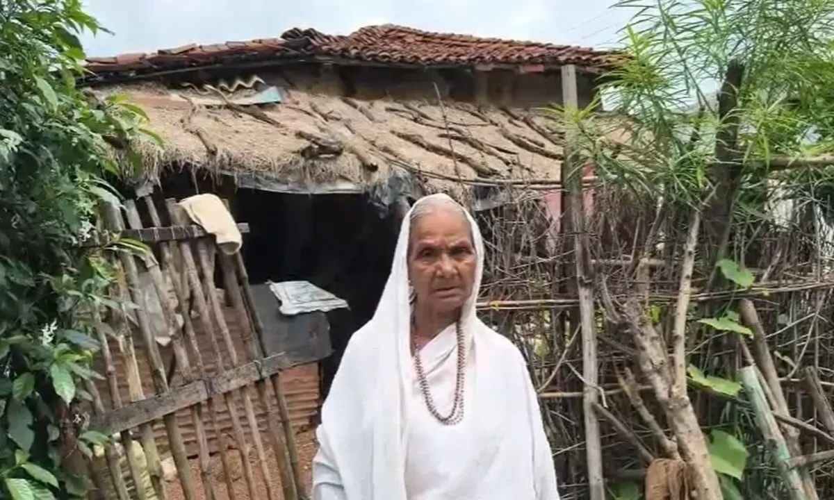 CG : तीज मनाने गई थी भीख मांगने वाली महिला, घर से हो गई लाखो... - CG Sandesh