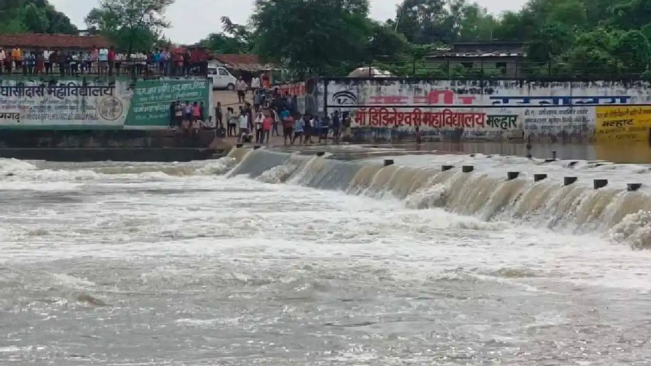  CG : एनीकट पार करने के दौरान तेज बहाव में बहा नाबालिग, तलाश... - CG Sandesh