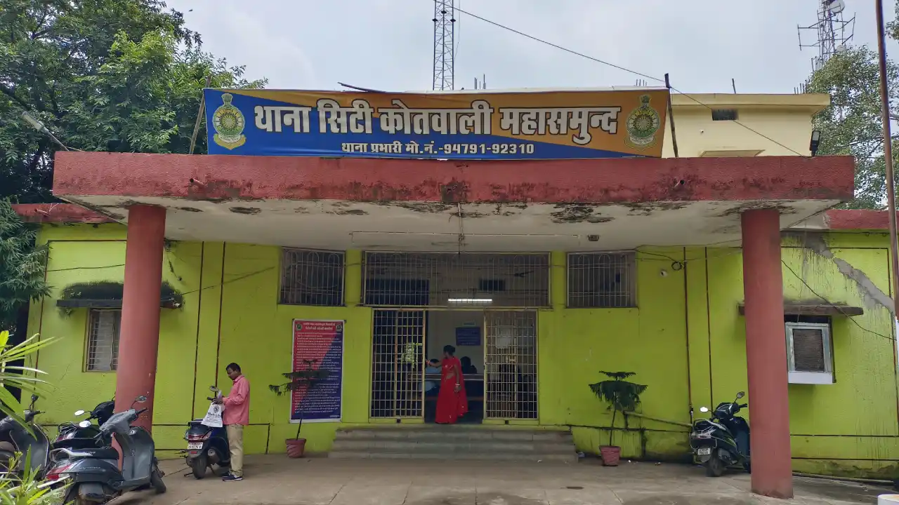 महासमुंद : सड़क हादसे में स्कूटी सवार कर्मचारी घायल - CG Sandesh