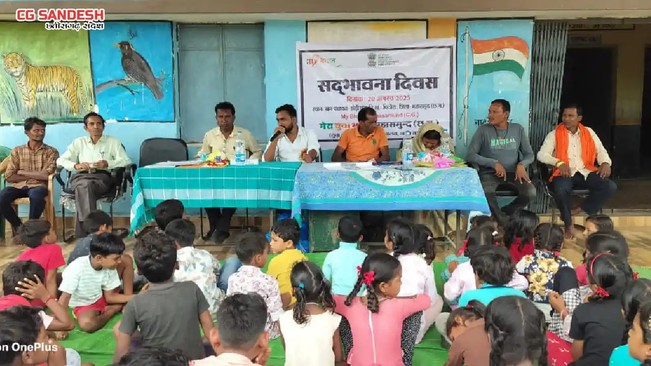 पिथौरा : एक पेड़ मां के नाम, वक्ताओं के द्वारा किया गया वृक्... - CG Sandesh