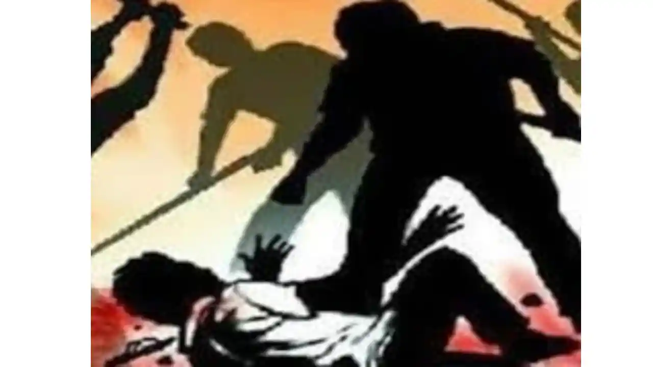 CG : शख्स को निर्वस्त्र कर घसीटा, फिर लाठी-डंडों से पीट-पीटक... - CG Sandesh