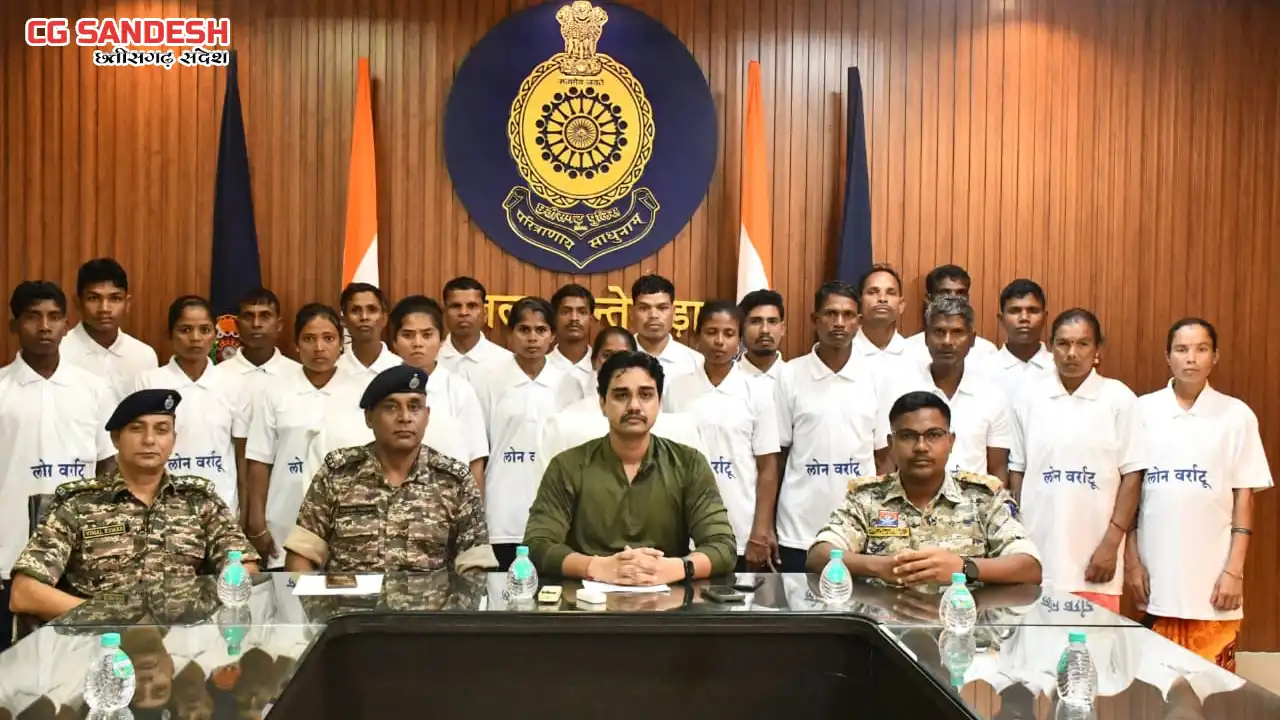 दंतेवाड़ा में 13 ईनामी सहित 21 माओवादियों ने किया आत्मसमर्पण