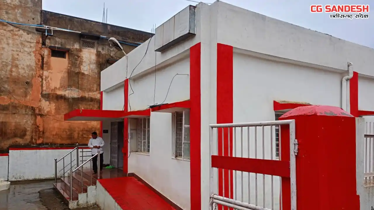 बसना डाकघर में नहीं है बिजली की वैकल्पिक व्यवस्था, कतार में खड़े होकर करते हैं बिजली के आने का इंतज़ार... योजनायें भी हो रही प्रभावित, लौट रहे लोग